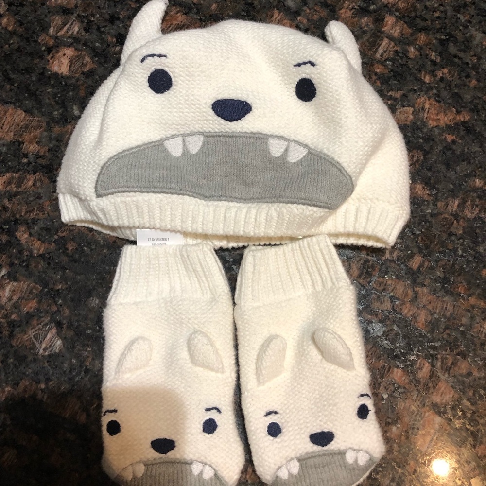 VGUC 12-24 Months Hat and Mittens Set